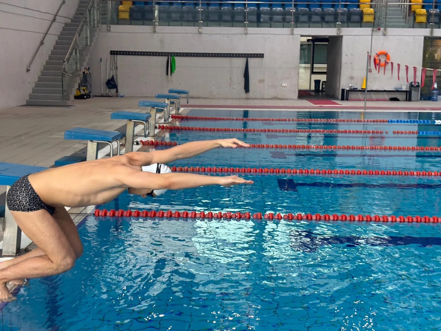 Havuzun zirvesindeki zorlu mücadele: Tümörü yendi, 42 rekorla tarih yazdı