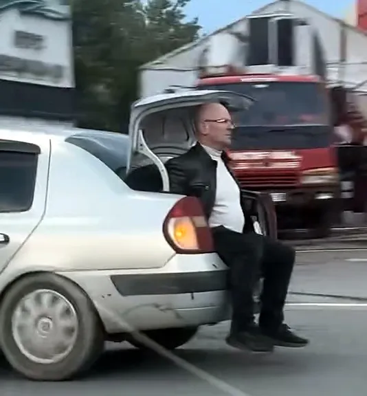 Vicdanın bagajdaki yolculuğu: Yaralı kedi için hayatını hiçe saydı
