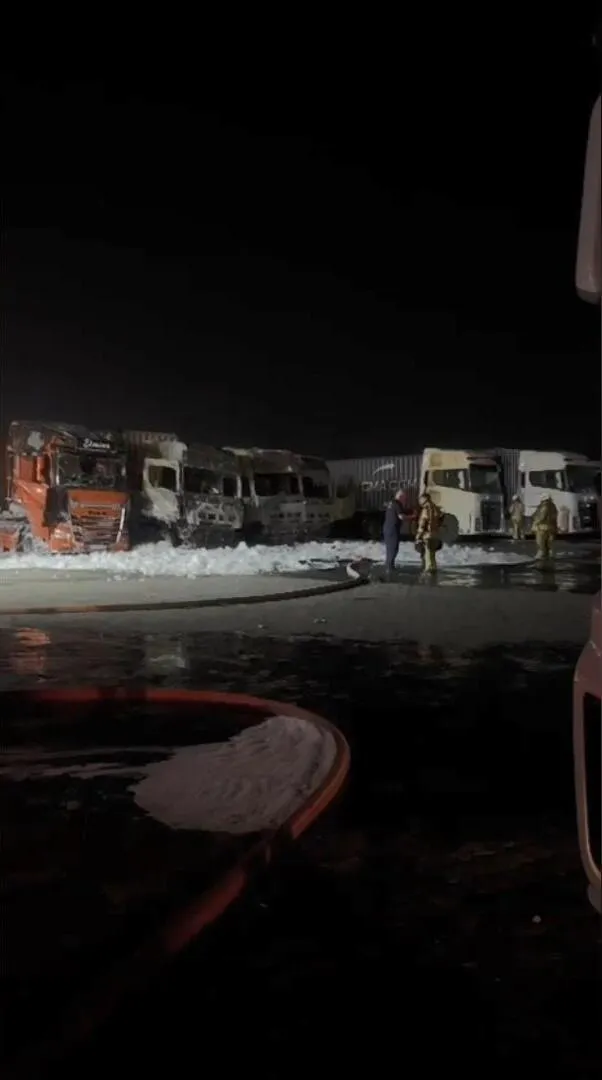 Beylikdüzü'nde gece yarısı kundaklama dehşeti: 4 TIR küle döndü