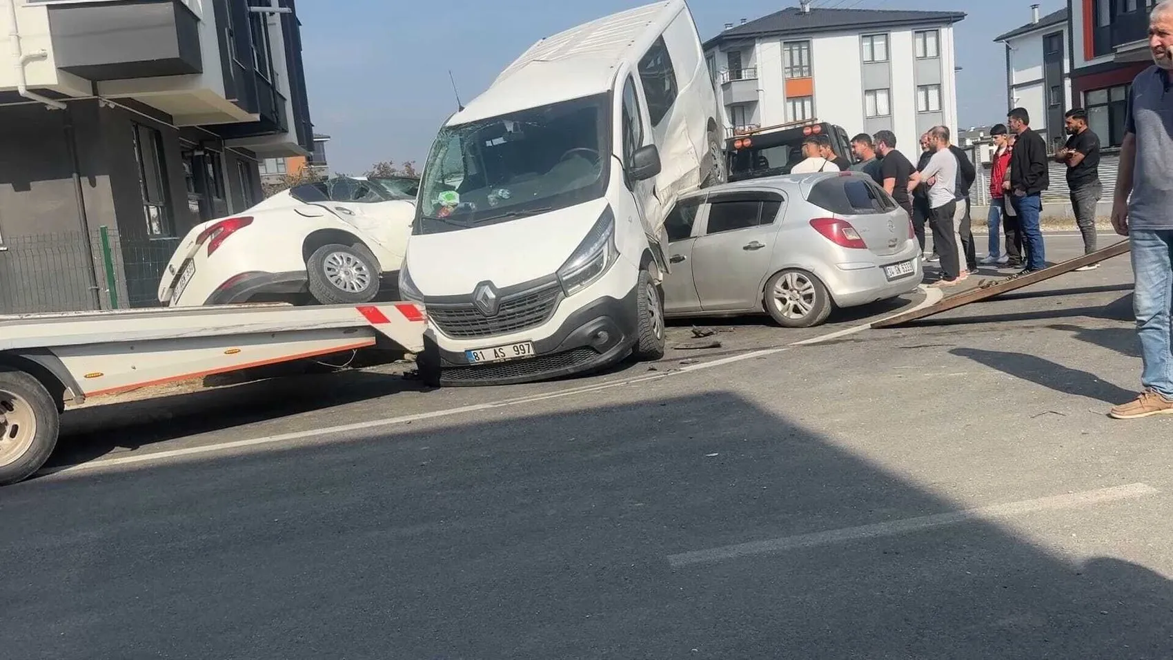 Düzce'de korku dolu anlar: Kavşaktaki çarpışma park halindeki aracı devirdi