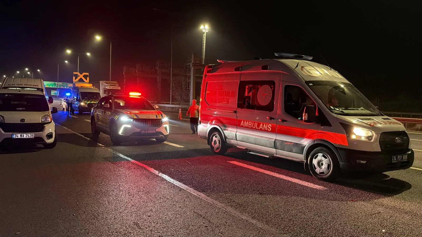 Kuzey Marmara Otoyolu'nda gece yarısı dehşeti: Kontrolden çıkan araç bariyerleri aştı