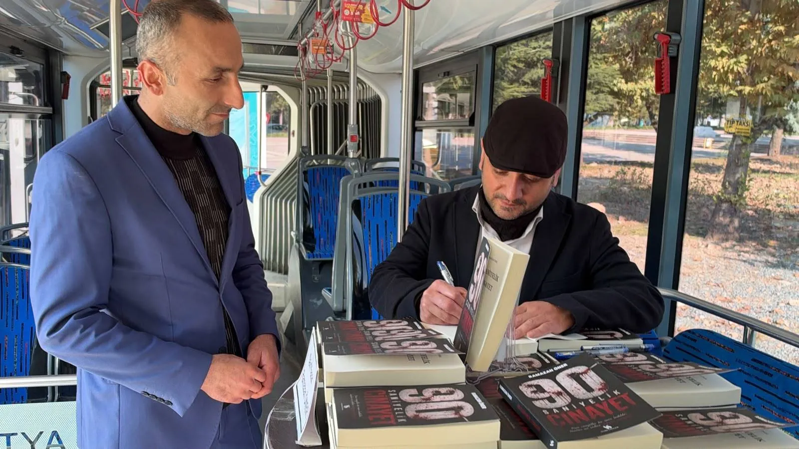 Malatya'da sıra dışı imza günü: Polisiye romanını trambüs yolculuklarında yazdı