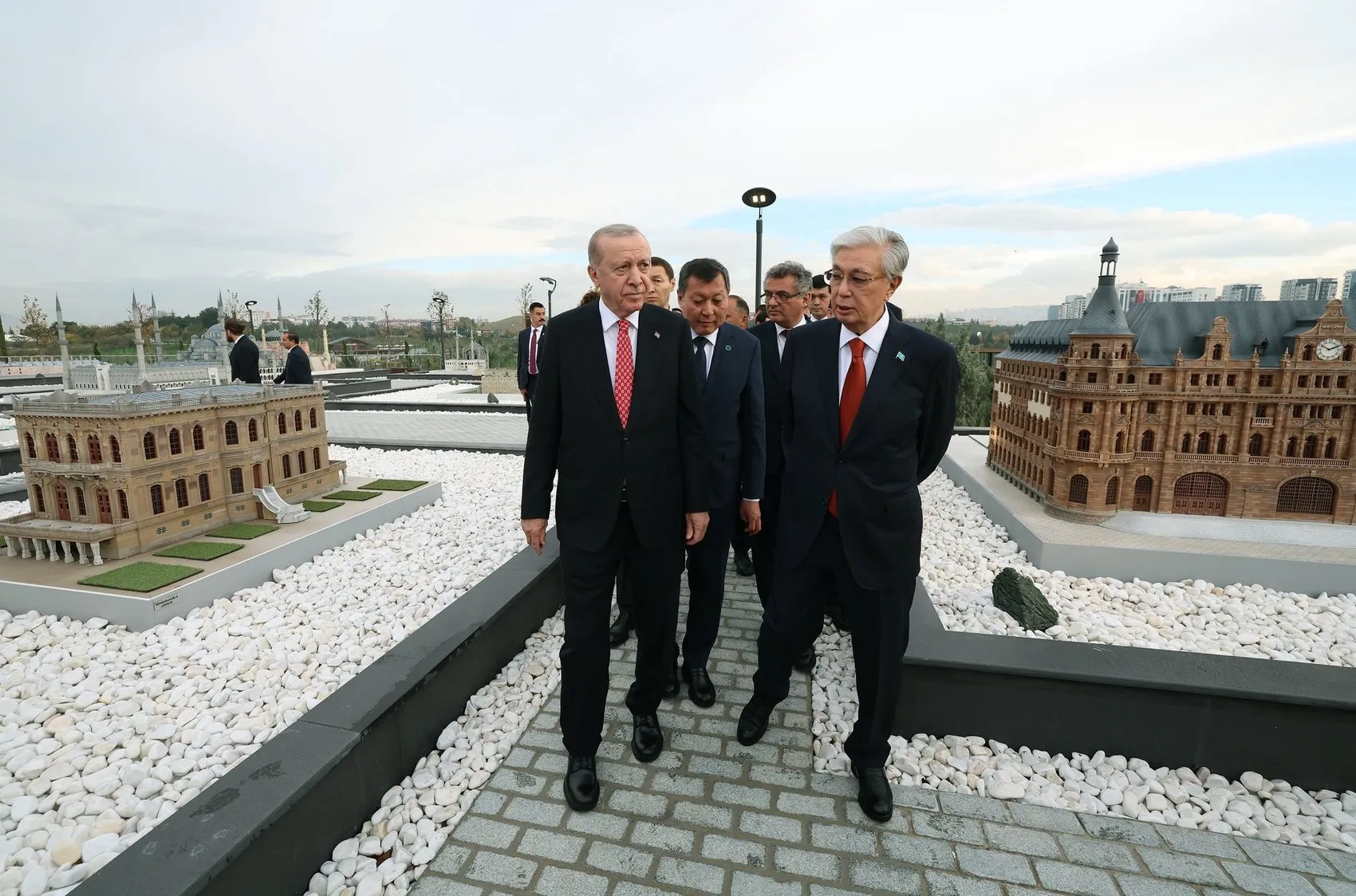 Ankara'da Türk dünyasının kalbi Beştepe'de attı: Liderler ortak geleceğe fidan dikti