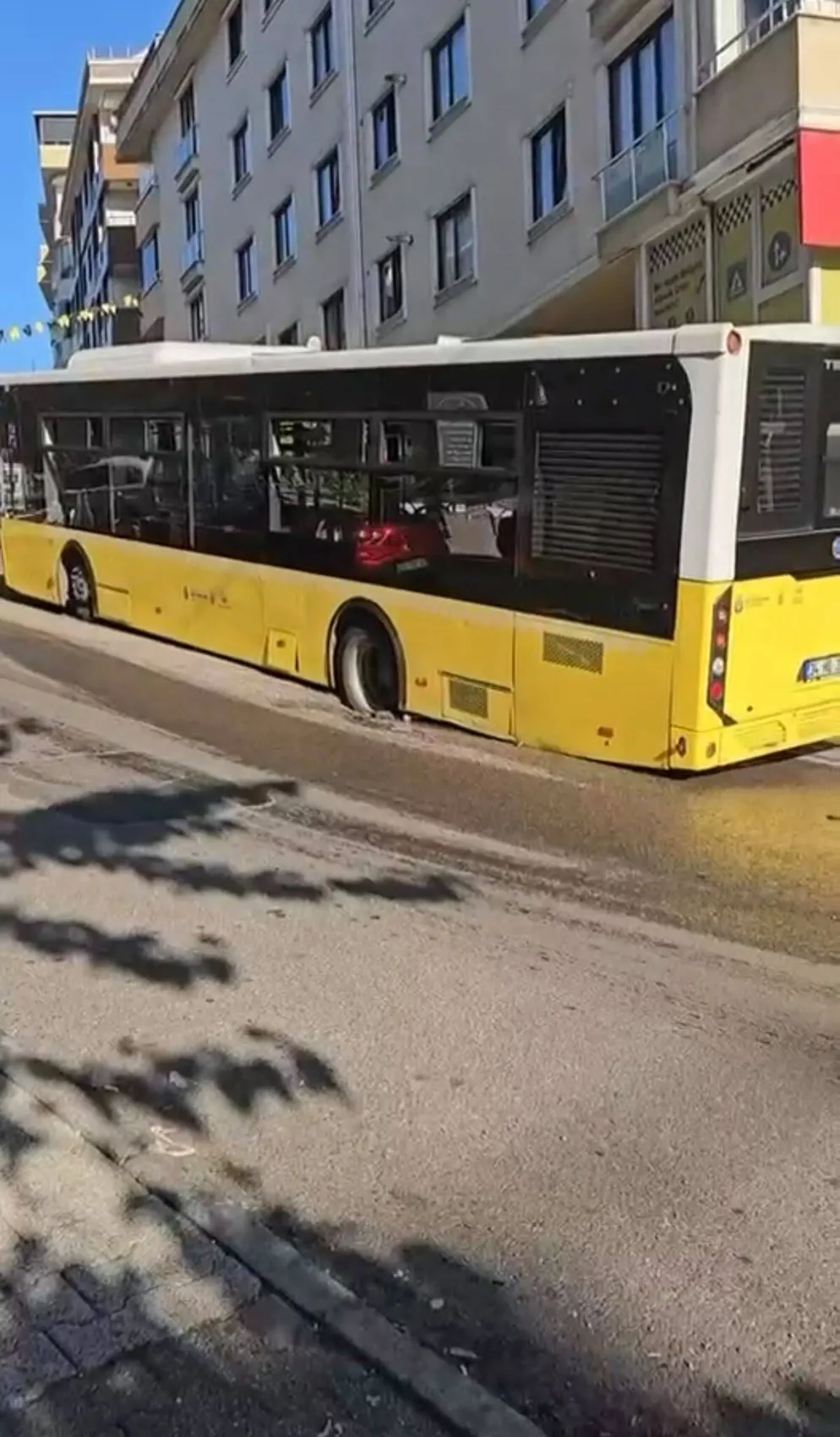 Maltepe'de yolun altı boşaldı: İETT otobüsü devasa çukura saplandı