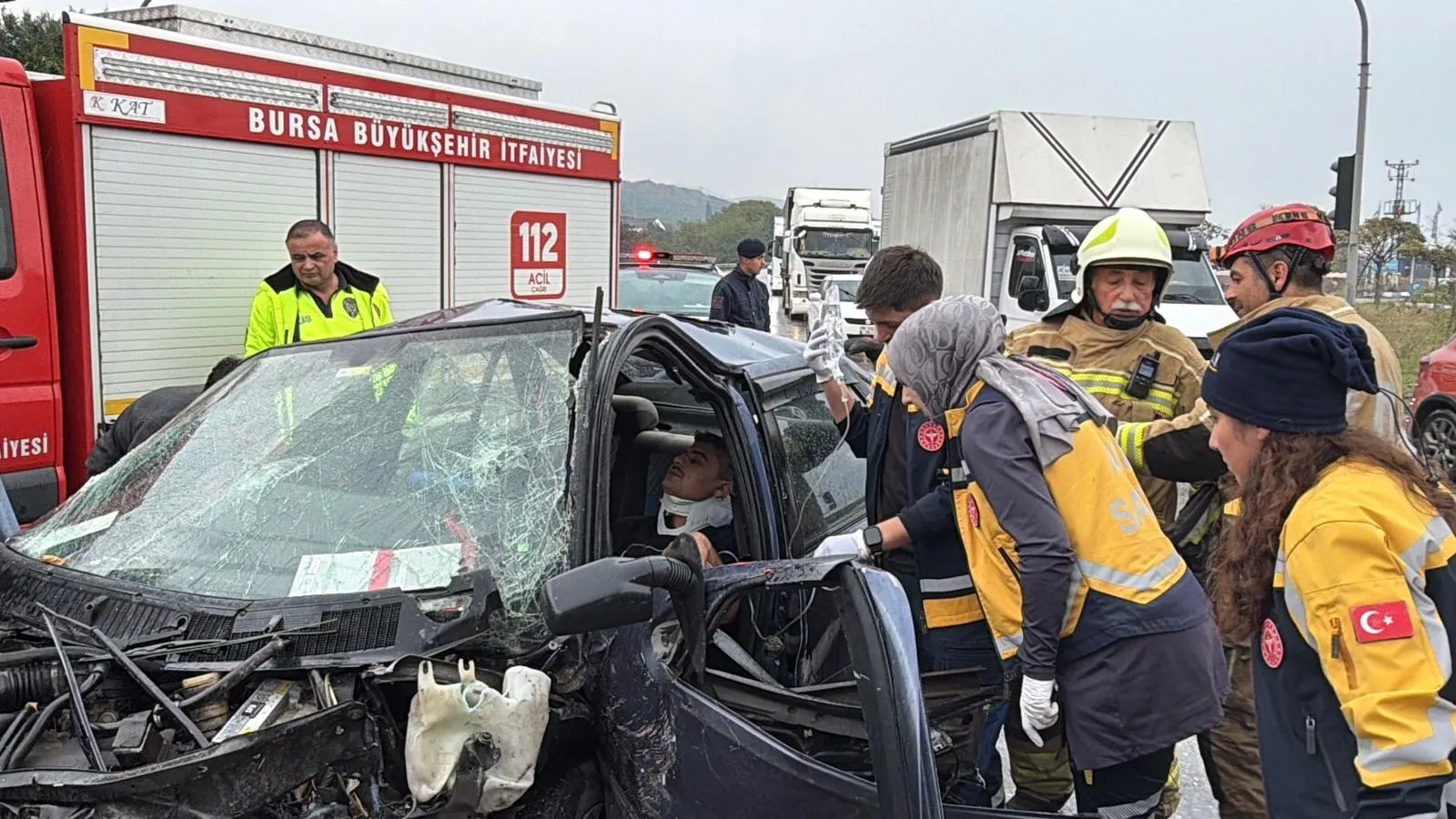 Orhangazi'de korkunç çarpışma: Hafriyat kamyonu ile otomobil hurdaya döndü