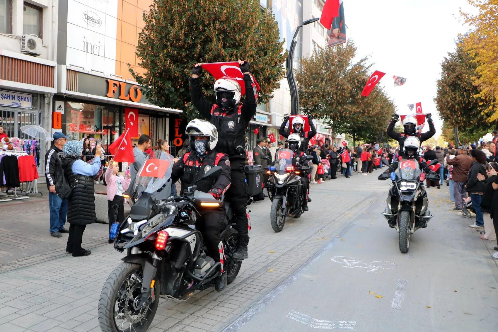 Bolu sokaklarında yankılanan o ses: Komandolar Cumhuriyet coşkusunu zirveye taşıdı