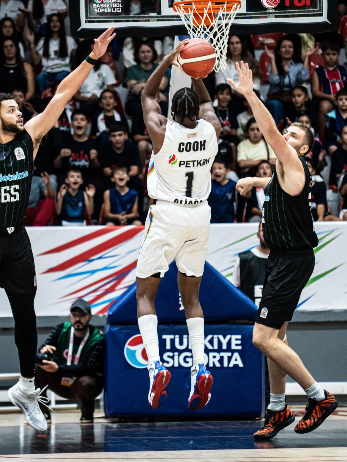 Enka Salonu'nda nefes kesen final: Petkimspor son saniyede yıkıldı