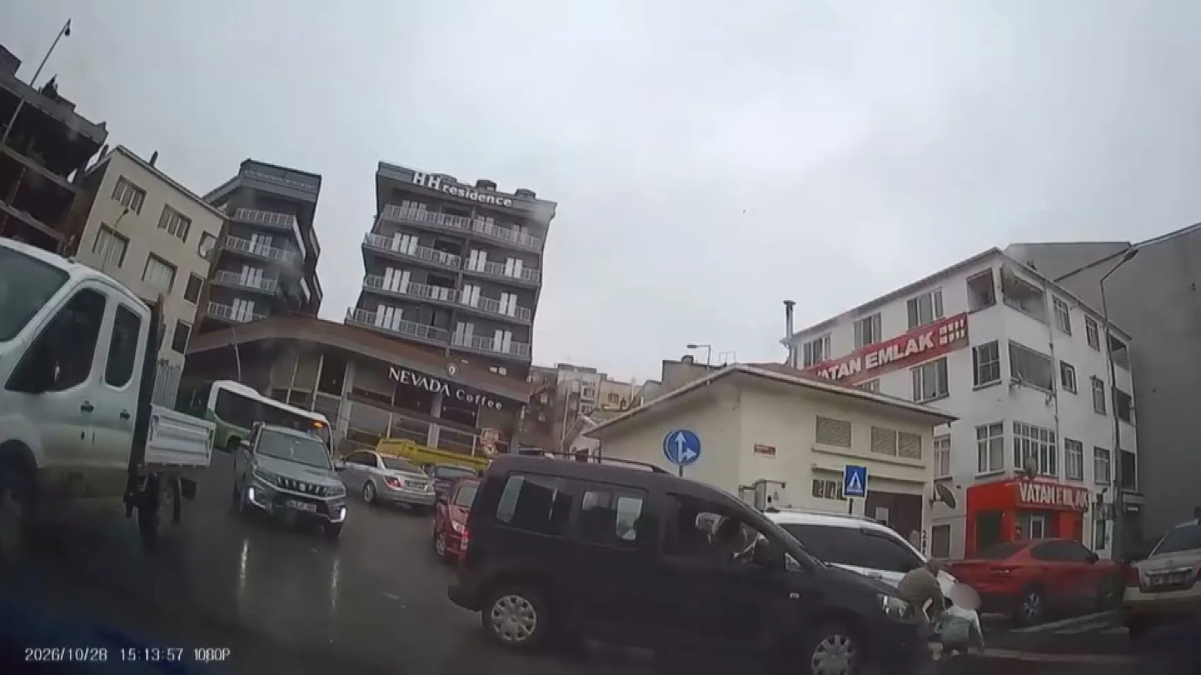 Arnavutköy'de yürekleri ağza getiren kaza: Yaya geçidinde dehşet anları