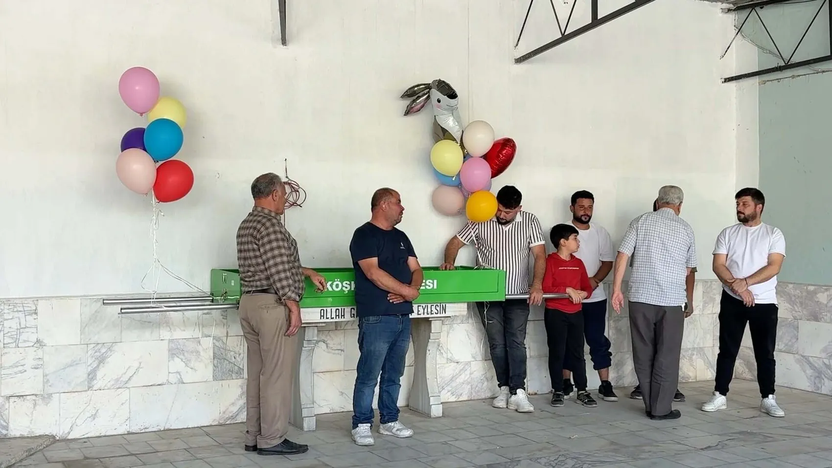 Küçük Ada'nın vedası yürekleri dağladı: Tabutuna bağlanan balonlar gökyüzüne umut oldu