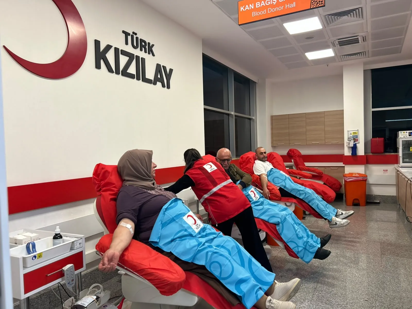 Bir ailenin gönüllü iyilik zinciri: 36 kez kan verdi, bayrağı oğluna devretti