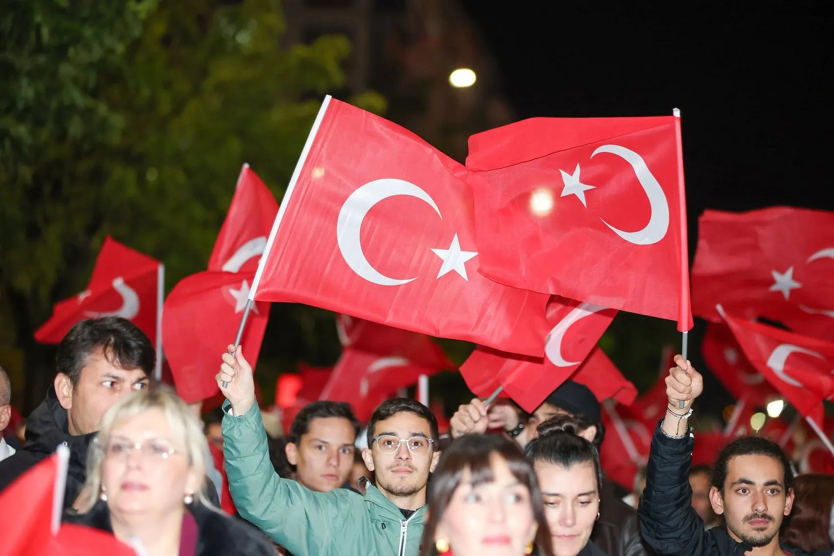Cumhuriyetin doğduğu şehirde bayram coşkusu: Sivas sokakları kırmızı beyaza büründü