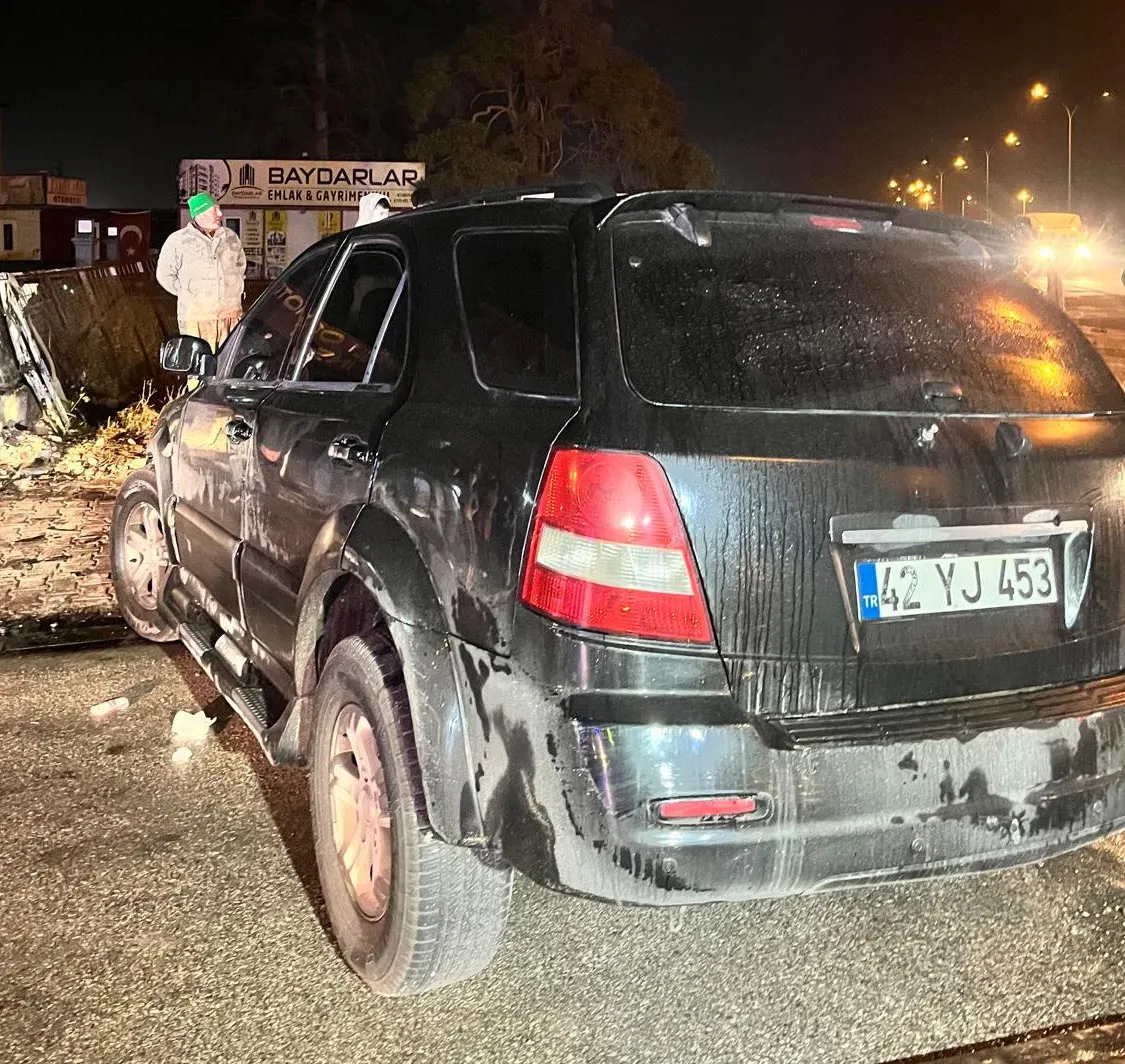 Ereğli'de korku dolu anlar: Kontrolden çıkan cip bahçe duvarına böyle çarptı