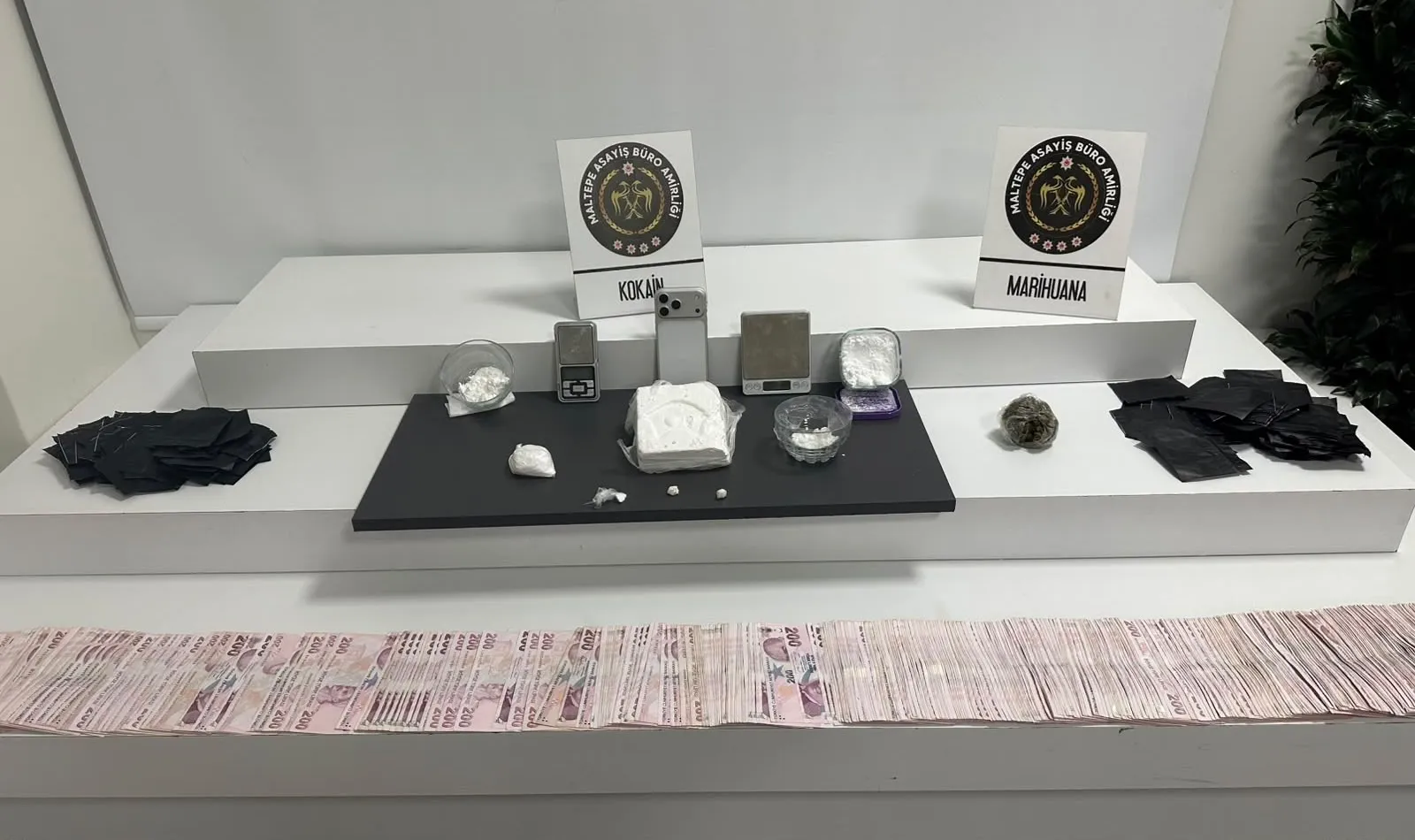 İstanbul'da uyuşturucu tacirlerine nefes kesen operasyon: Kaçarken yakalandılar
