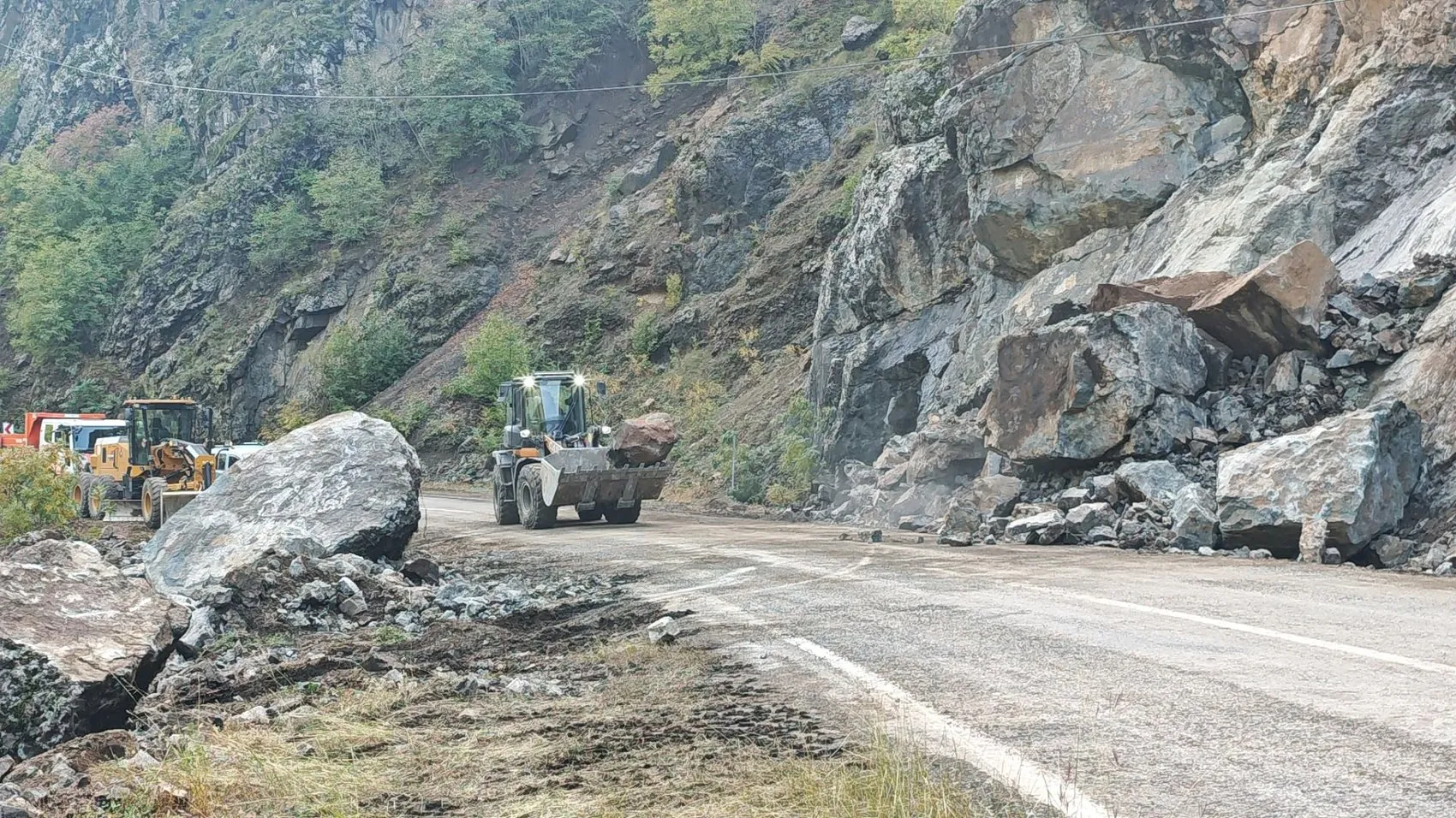 Artvin'de ulaşımı felç eden doğa olayı: Dev kaya kütleleri yolu kapattı