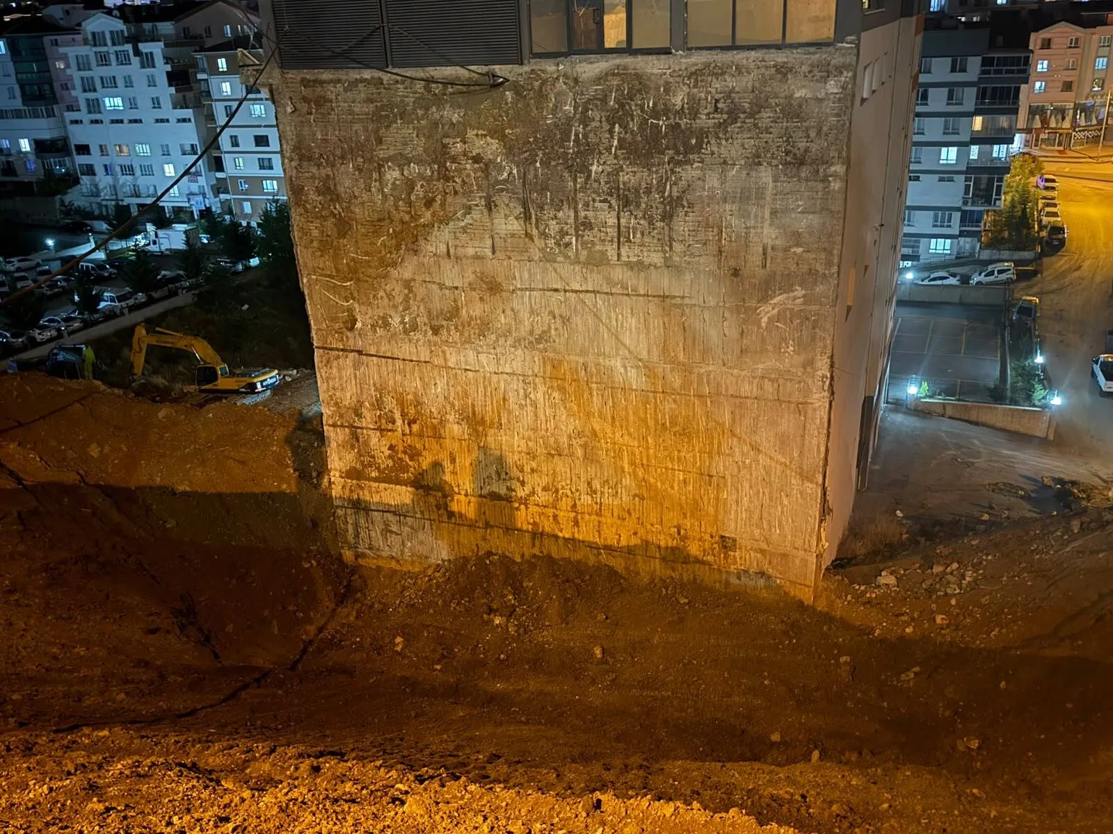 Başkentte korkutan manzara: 17 katlı binanın temeli gözler önüne serildi