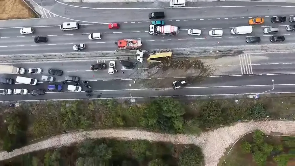 Arnavutköy'de dehşet anları: Hafriyat kamyonu devrildi, molozlar araçları biçti