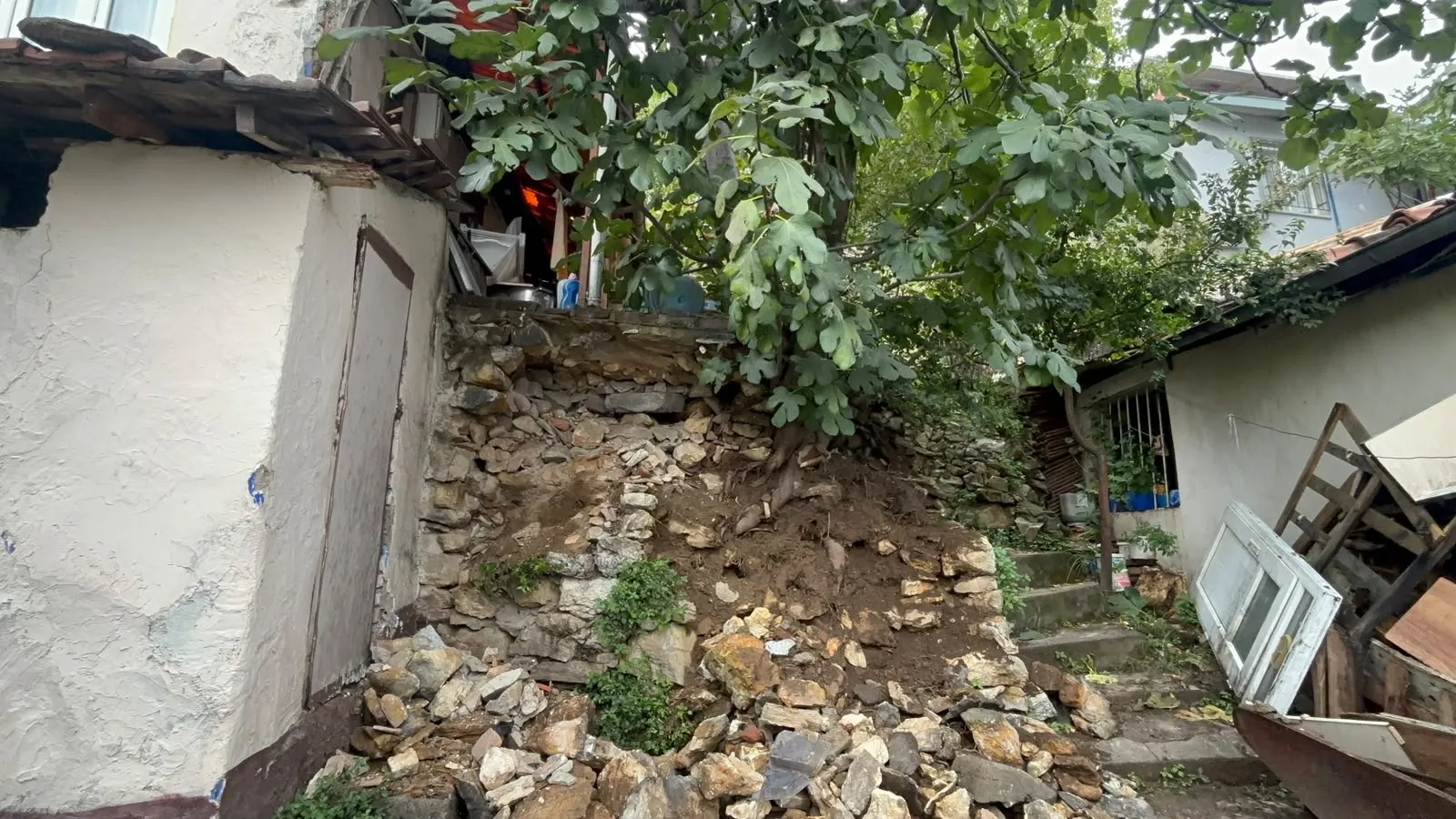 Bursa'da korkutan heyelan: Yamaçtaki toprak kütlesi yola savruldu