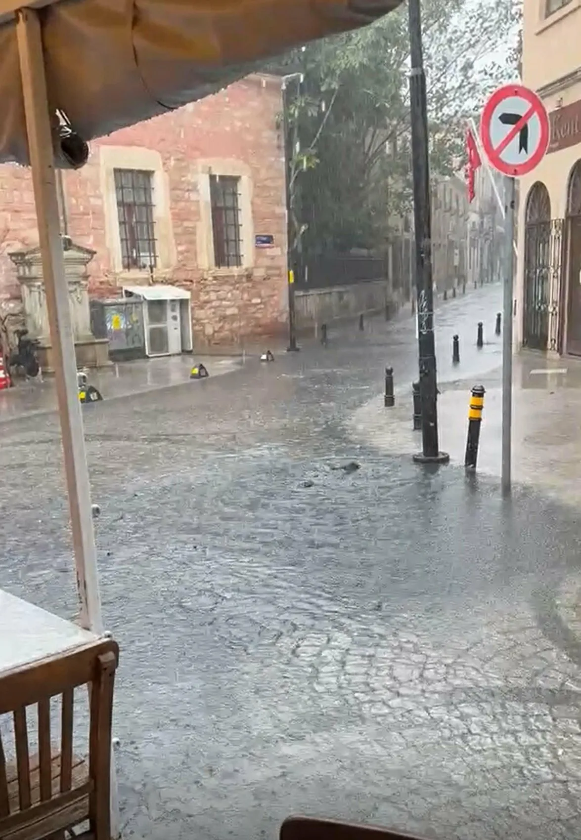 Çanakkale'de aniden bastıran sağanak hayatı felç etti