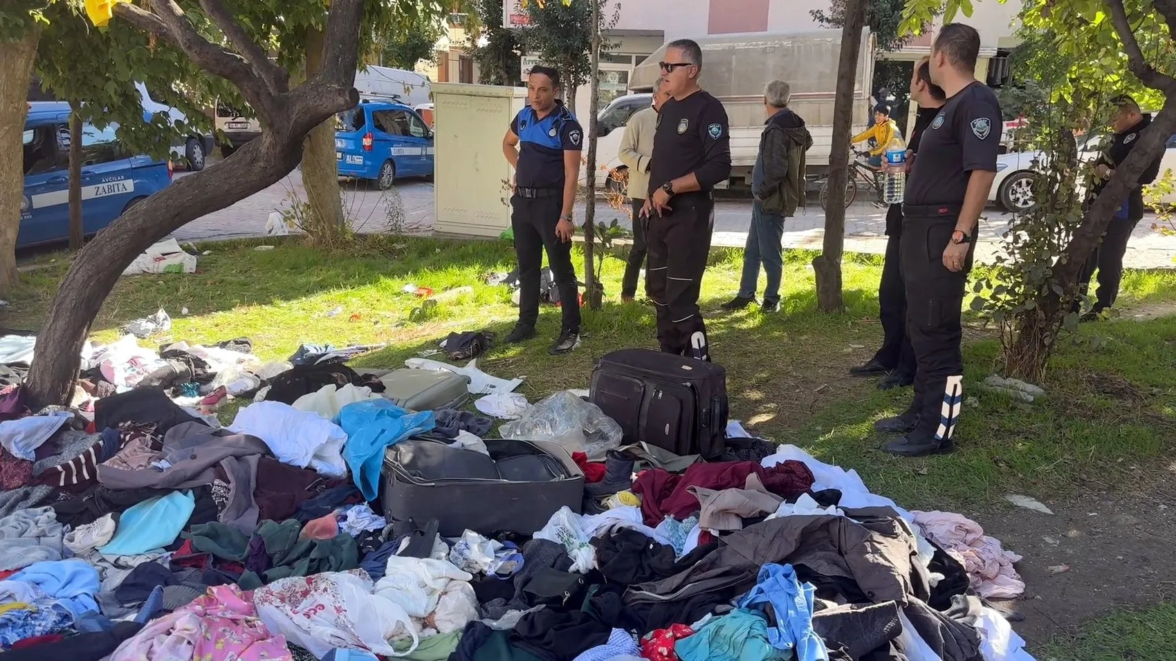 Avcılar'da şaşkına çeviren görüntü: Bodrum katından sokağa taşan kıyafetler kapış kapış gitti