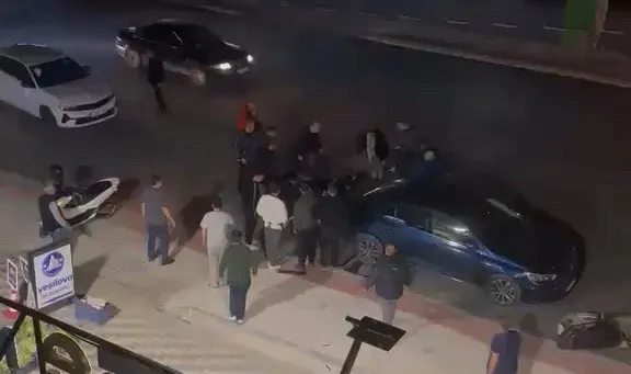 İnegöl'de sollama girişimi faciaya dönüştü: İki genç yaralandı