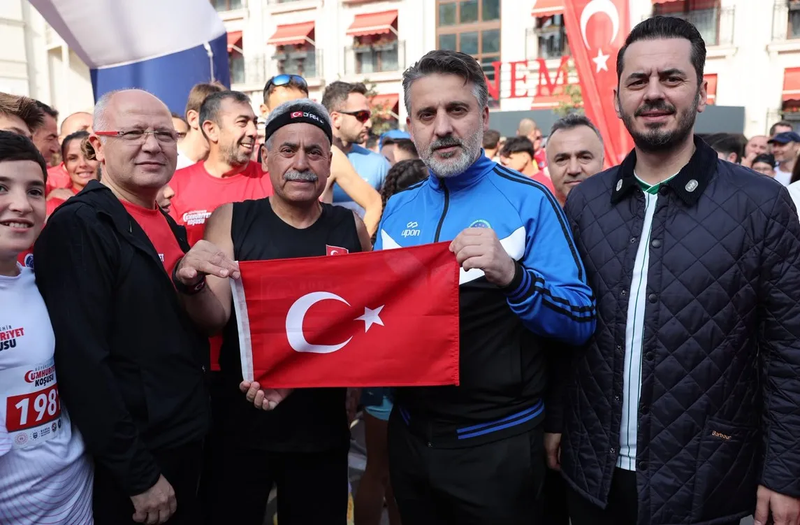 Bursa sokakları kırmızı beyaza boyandı: 4 bin kişi Cumhuriyet için ter döktü