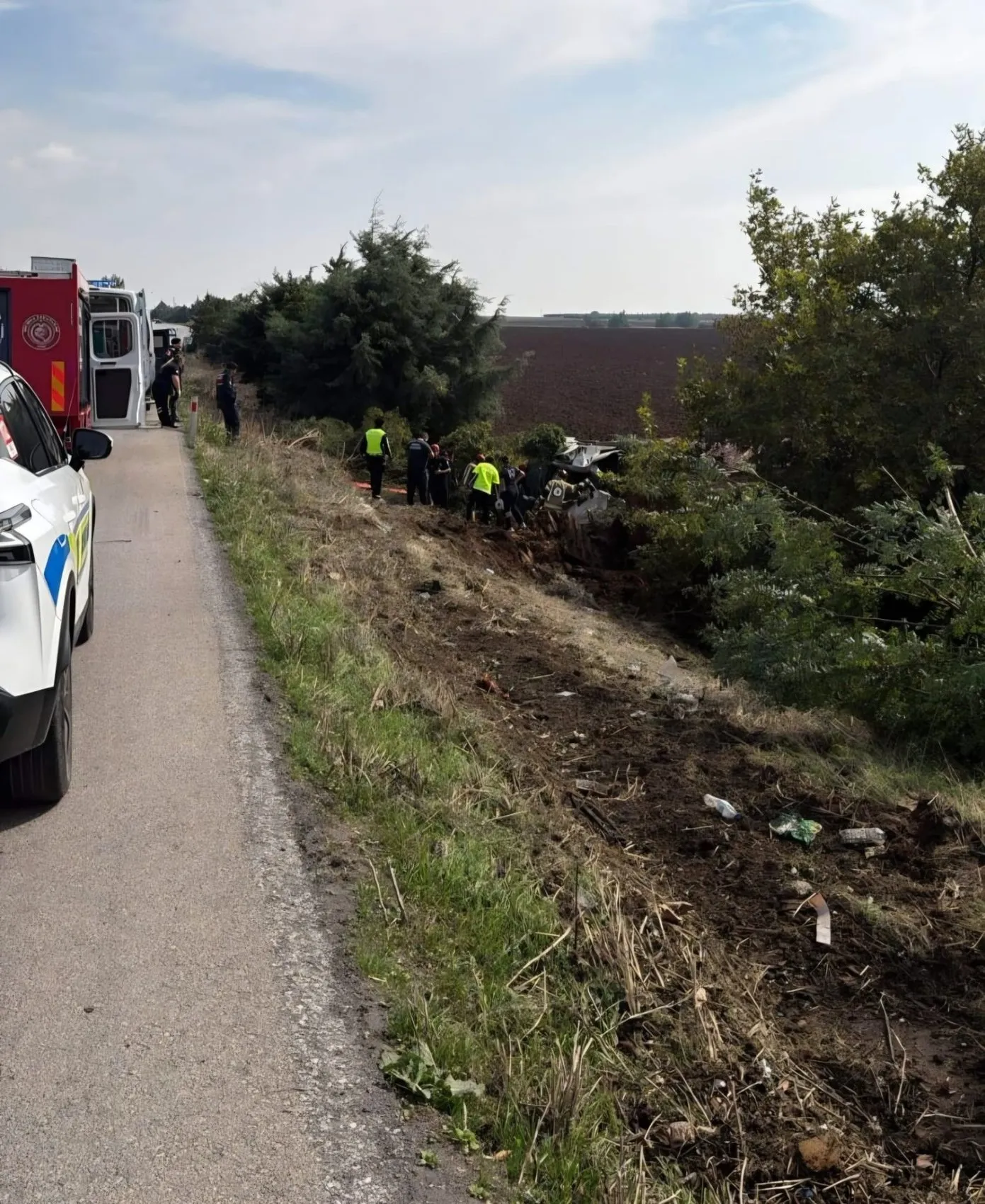 Karacabey yolunda korkutan kaza: Devrilen TIR tarlaya savruldu