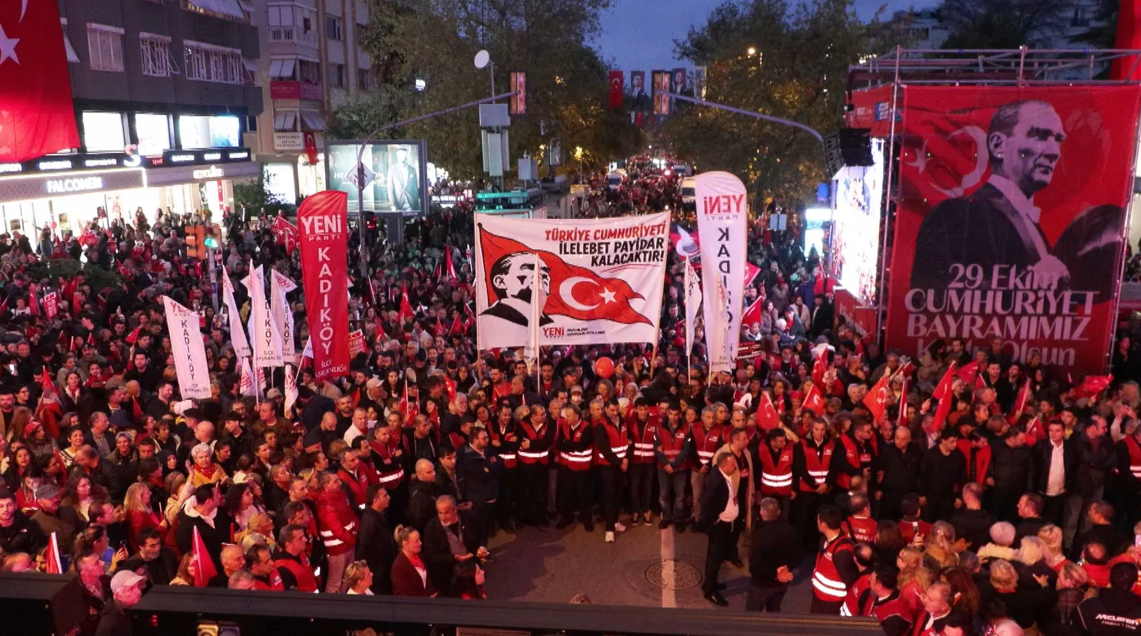 Bağdat Caddesi'nde Cumhuriyet coşkusu: 86 milyonun çatısı altında buluştular