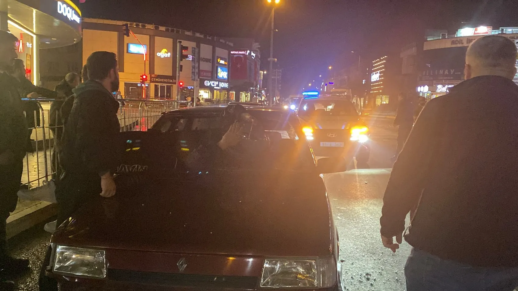 Düzce'de akıllara durgunluk veren kaza: Çarpmanın şiddetiyle otomobilin içine uçtu