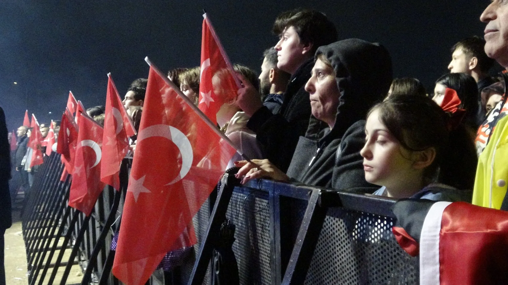 Bursa'da yağmur dinlemedi: Cumhuriyet coşkusu FSM'de zirveye ulaştı