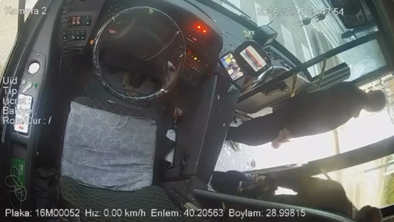 Bursa trafiğinde öfke patlaması: Yaya geçidinde otobüs camını yumrukla tuzla buz etti