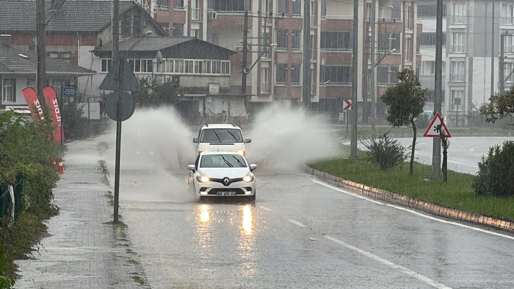 Bartın'da gökyüzü boşaldı: Amasra'da dev dalgalar kıyıları dövdü