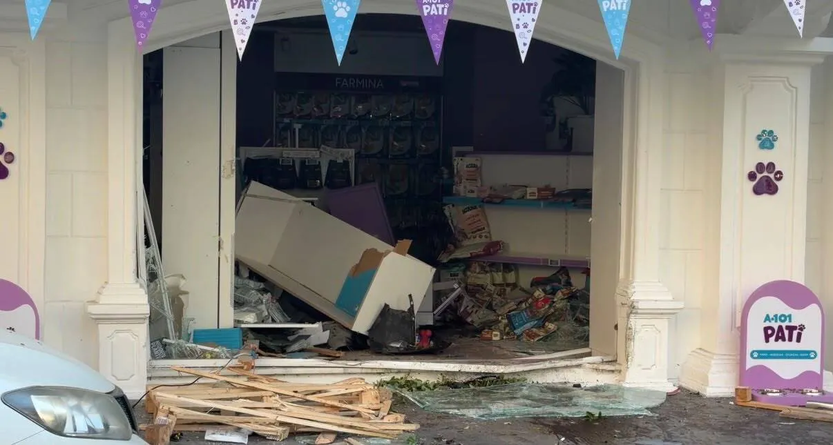 Kadıköy'de dehşet anları: Kontrolden çıkan otomobil marketin içine daldı