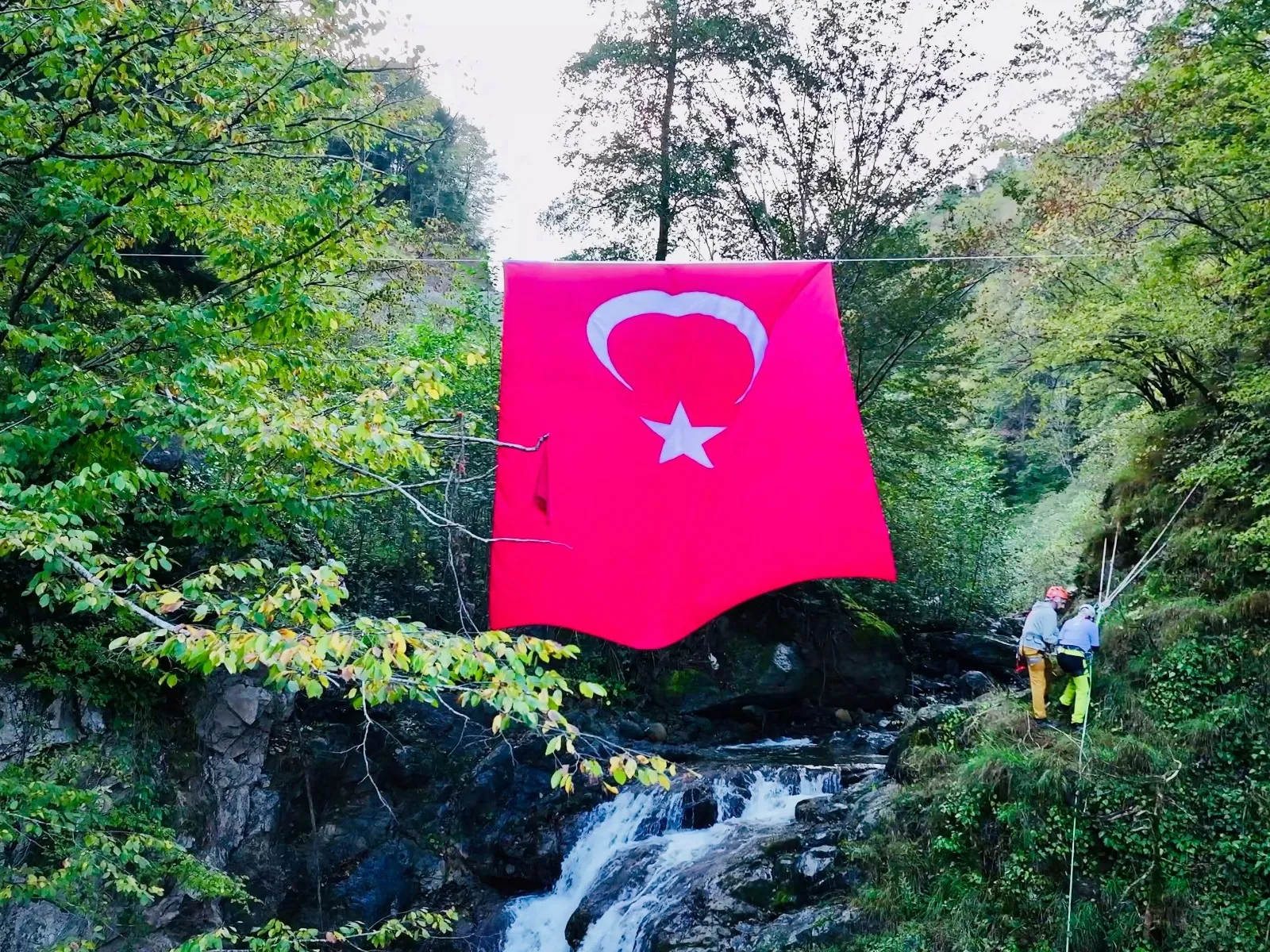 Giresun'un sarp yamaçlarında Cumhuriyet coşkusu: Şelale sularına karşı dev bayrak