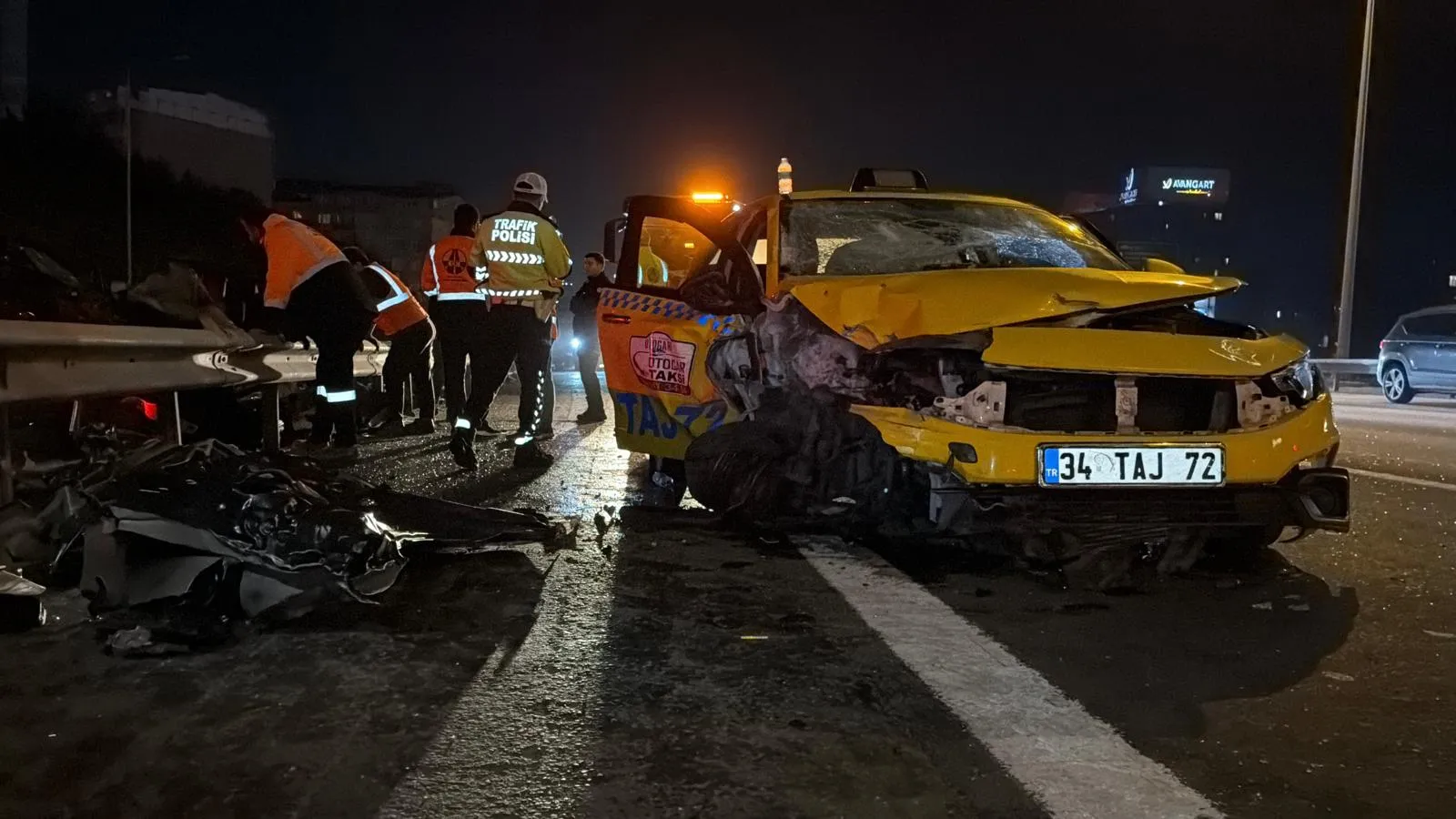 TEM Otoyolu'nda gece yarısı dehşeti: Bariyerlere saplanan otomobilden acı haber geldi