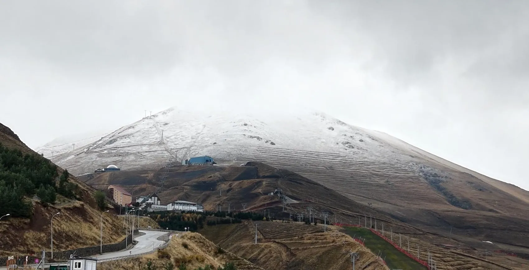 Erzurum'da mevsim geçişi sert yaşandı: Palandöken'e sezonun ilk karı düştü