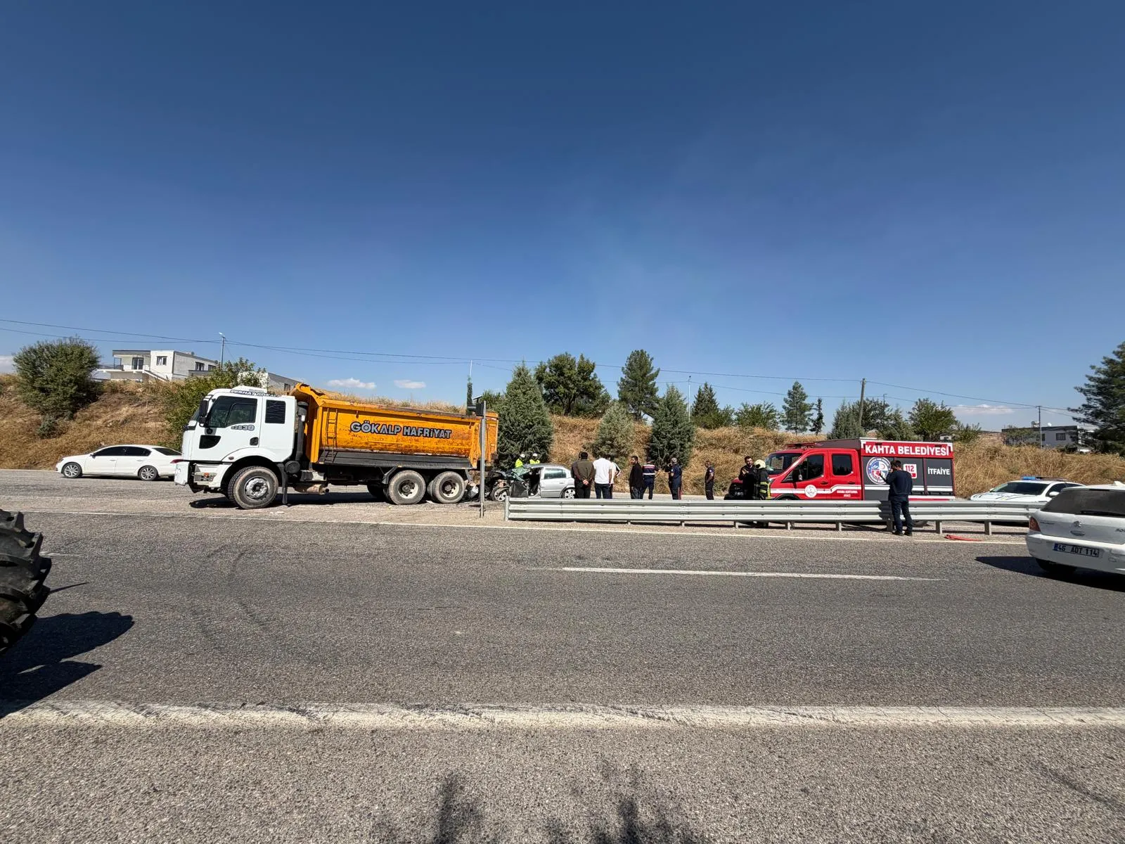 Kahta yolunda dehşet anları: Hafriyat kamyonuna çarpan otomobilde can pazarı