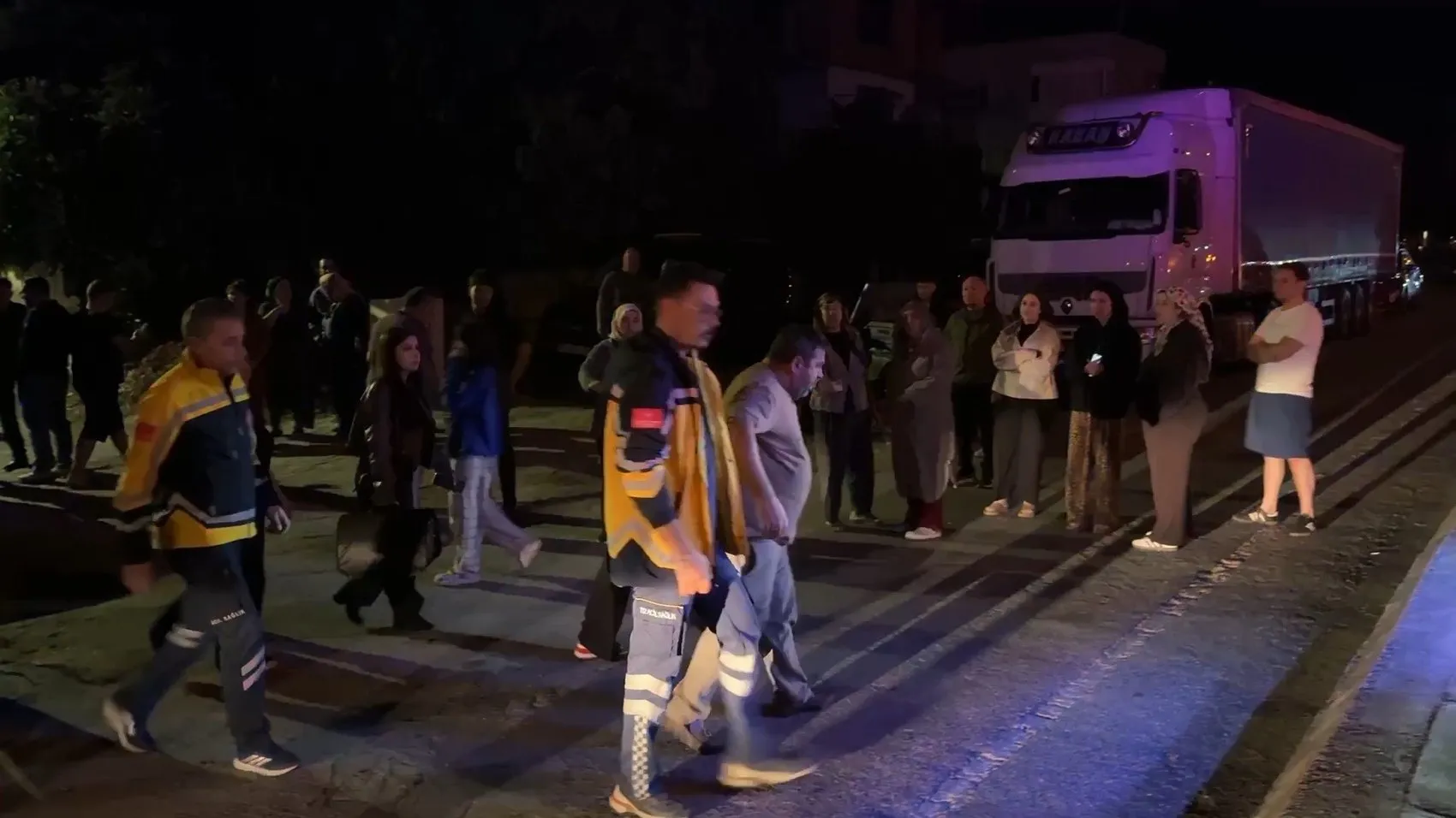 Efeler'de gece yarısı dehşeti: 9 katlı apartmanı dumanlar teslim aldı