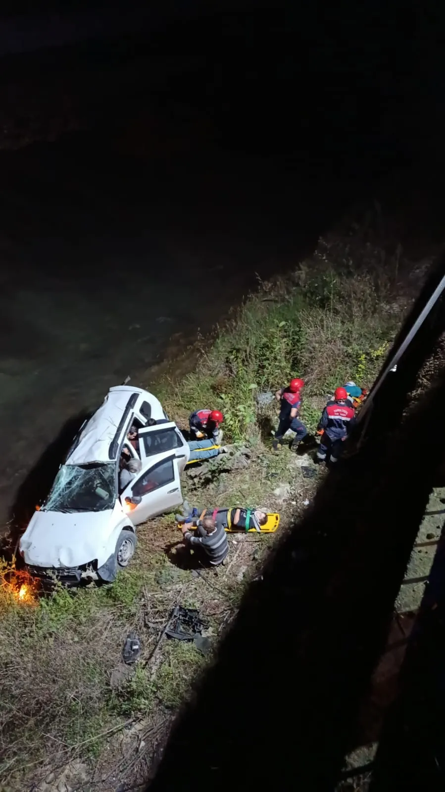 Araklı'da korku dolu anlar: Bariyerleri aşan cip dereye uçtu