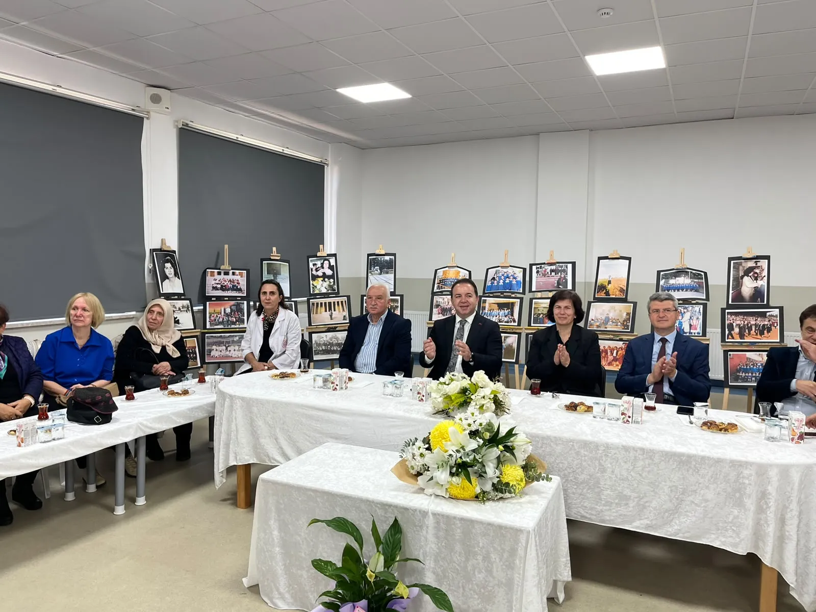 Bir ömür aynı okulun koridorlarında geçti: 40 yıllık vedada gözyaşları sel oldu