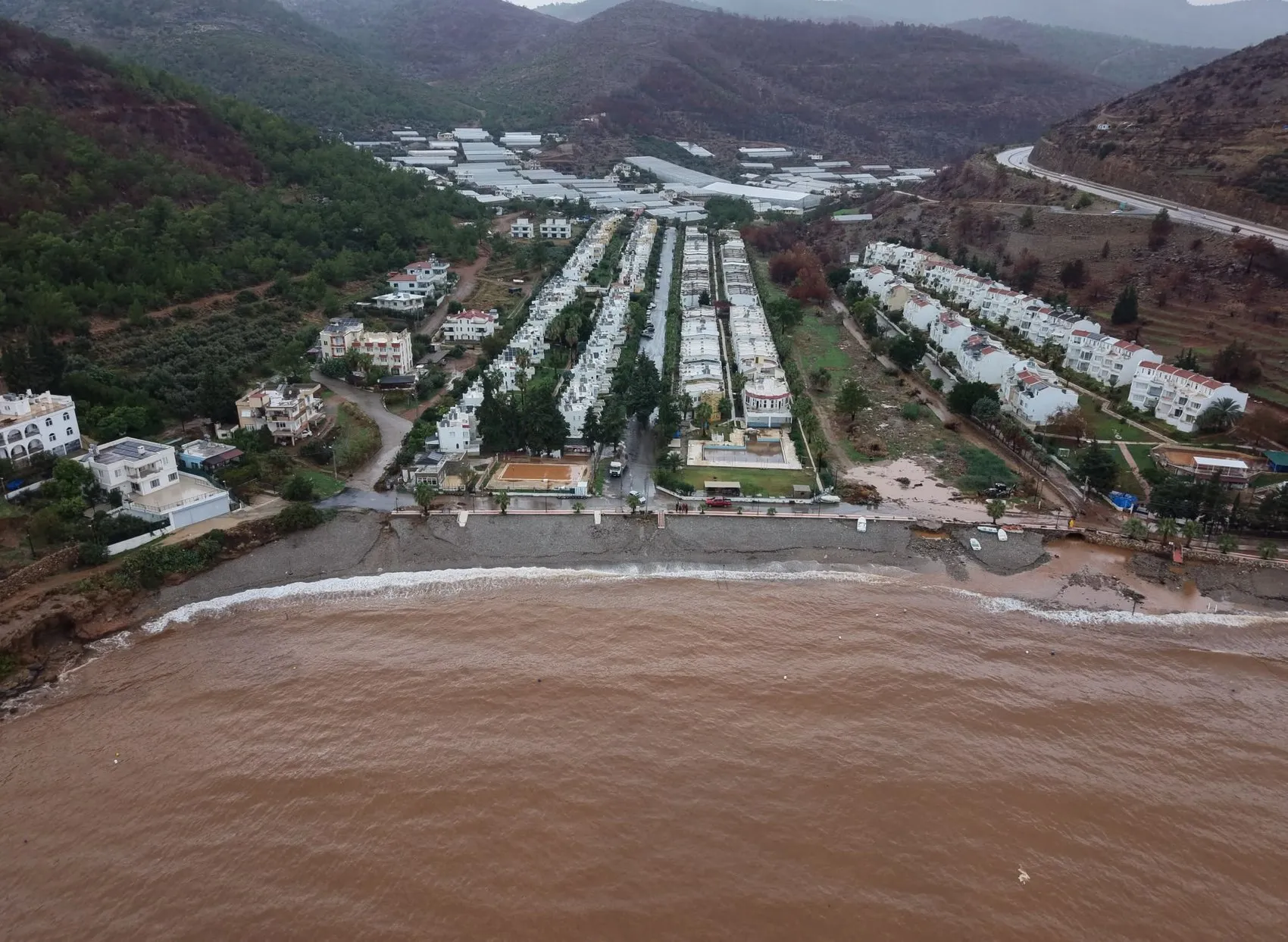 Akdeniz'in mavisi çamura bulandı: Yangın bölgesinde korkutan manzara