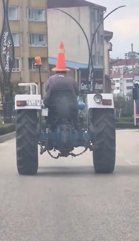 Bolu trafiğinde görenleri hayrete düşüren görüntü: Kafasında dubayla direksiyon başına geçti