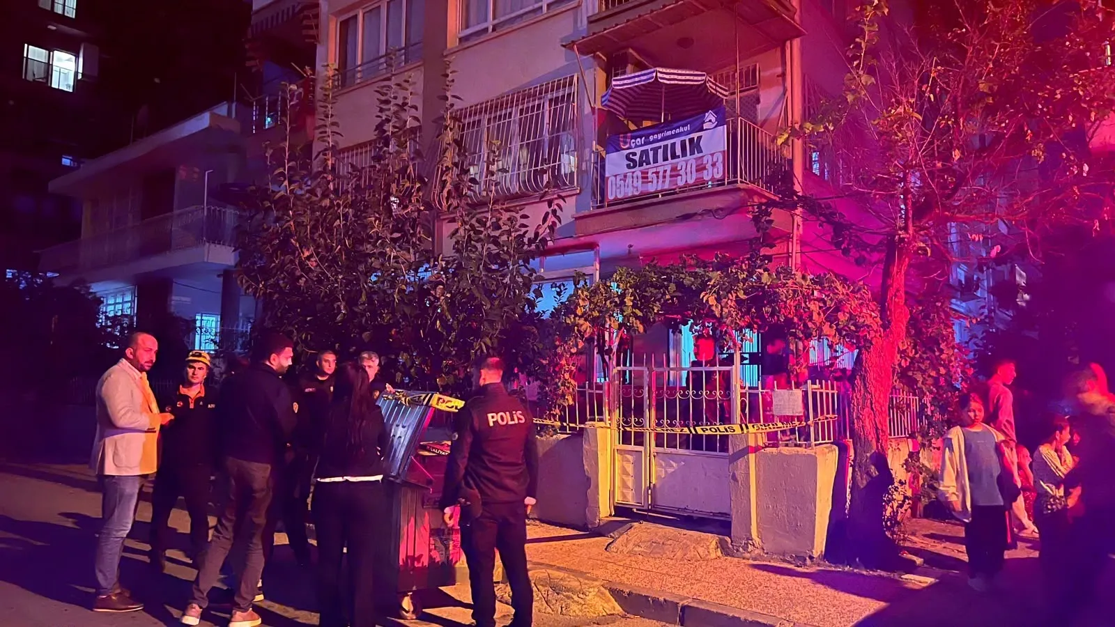 Mersin'de gece yarısı korku dolu anlar: 3 katlı binada zemin çöktü