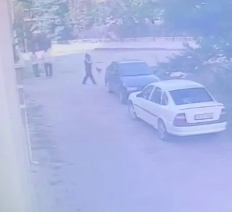 Bolu'da gündüz vakti otomobil hırsızlığı: Güvenlik kamerası her şeyi kaydetti