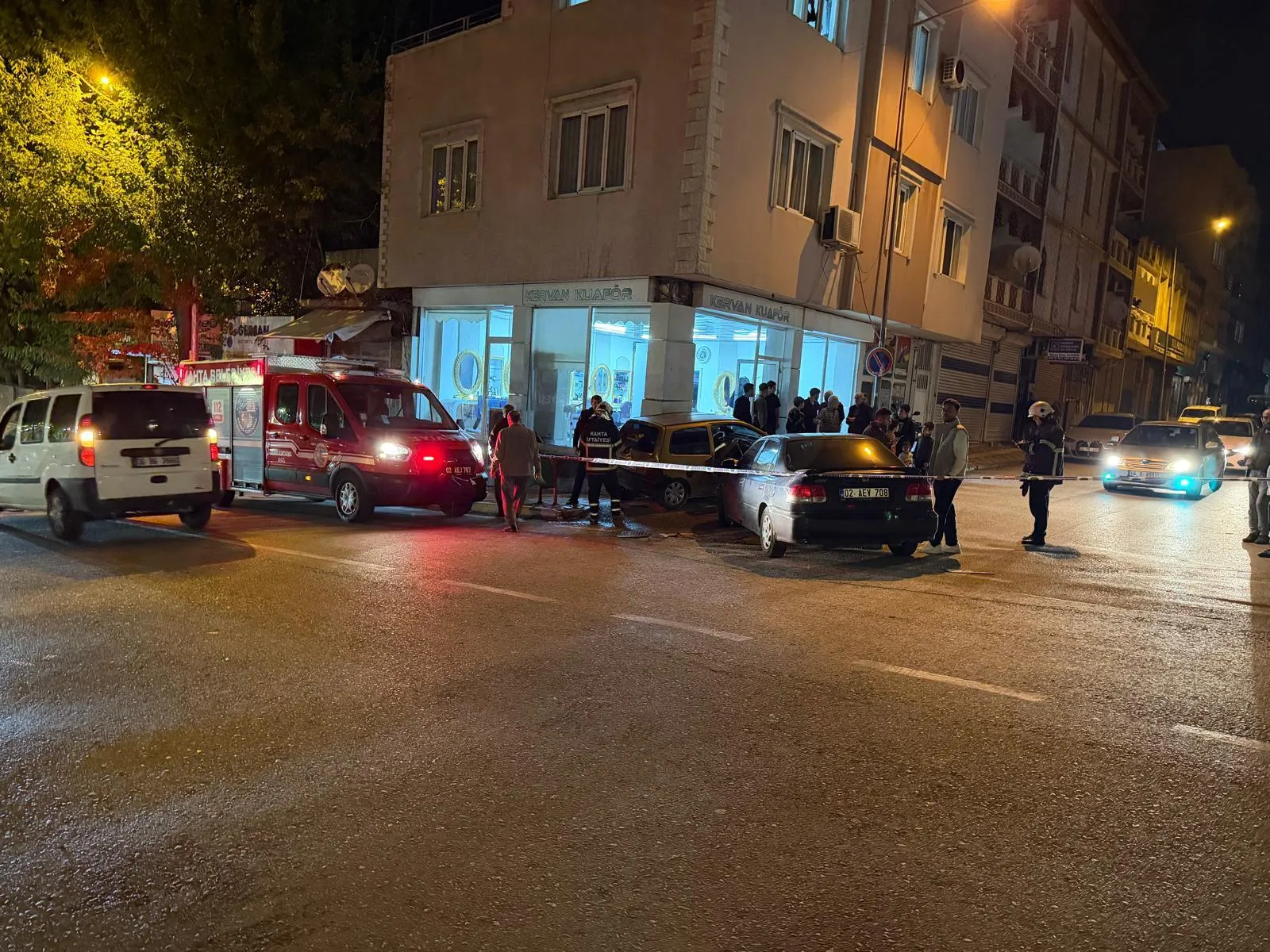 Kahta'da korkutan kaza: Çarpışmanın şiddetiyle dükkanın içine girdiler