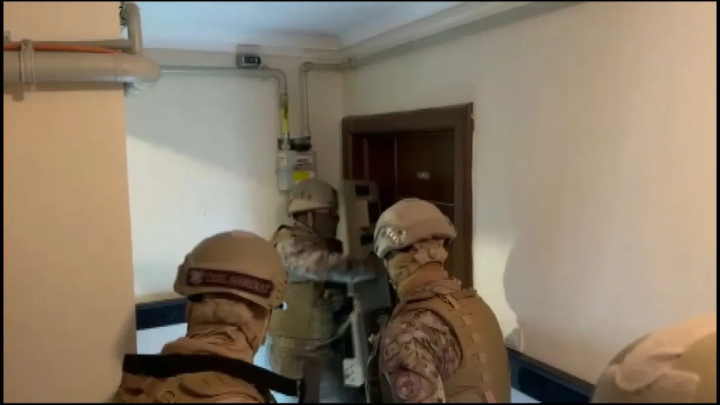 Otel resepsiyonunda şok görüntü: Haraç çetesinin silahı emanet ettiği yer ortaya çıktı