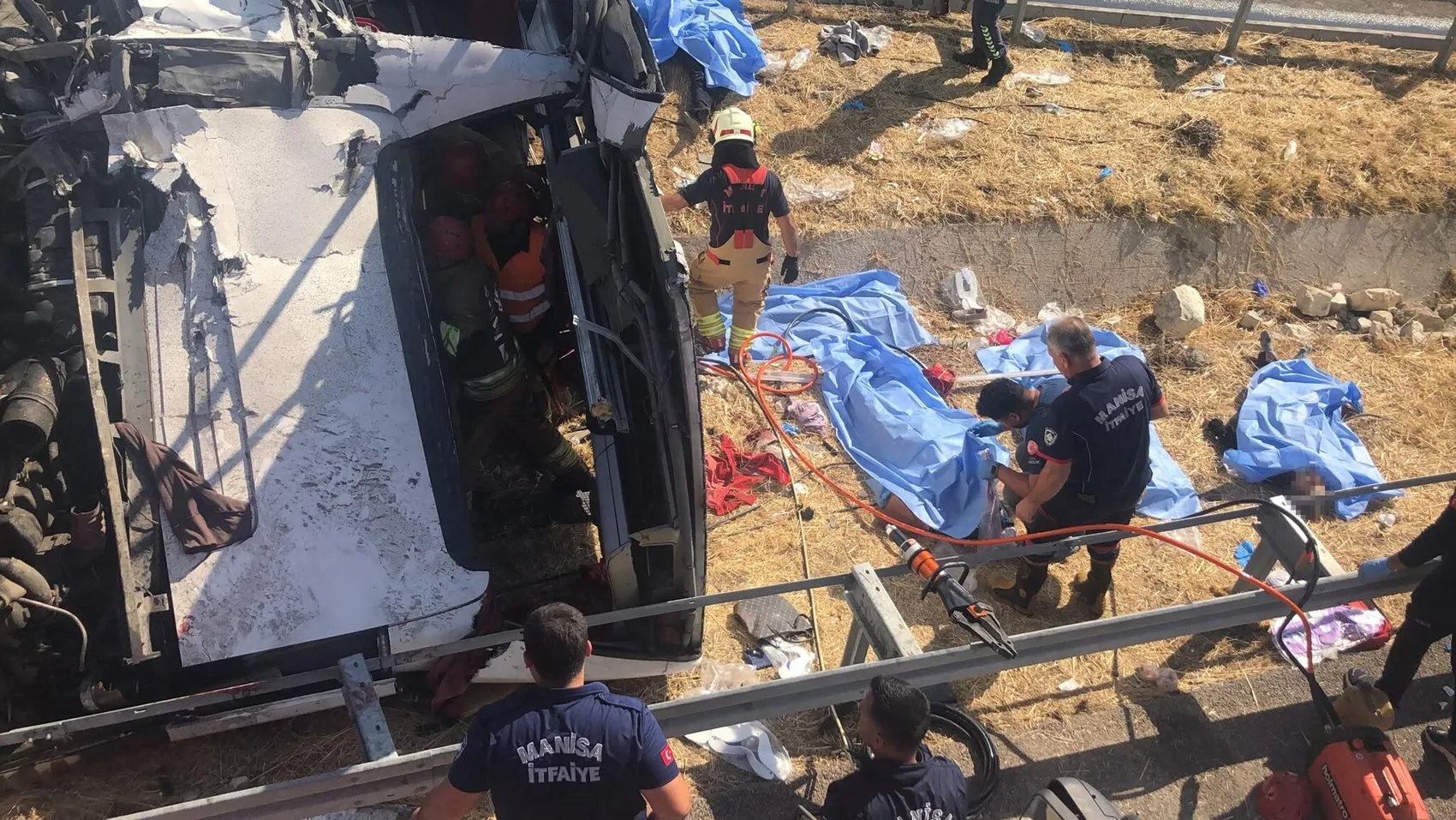 Akhisar yolunda can pazarı: Tur otobüsü devrildi