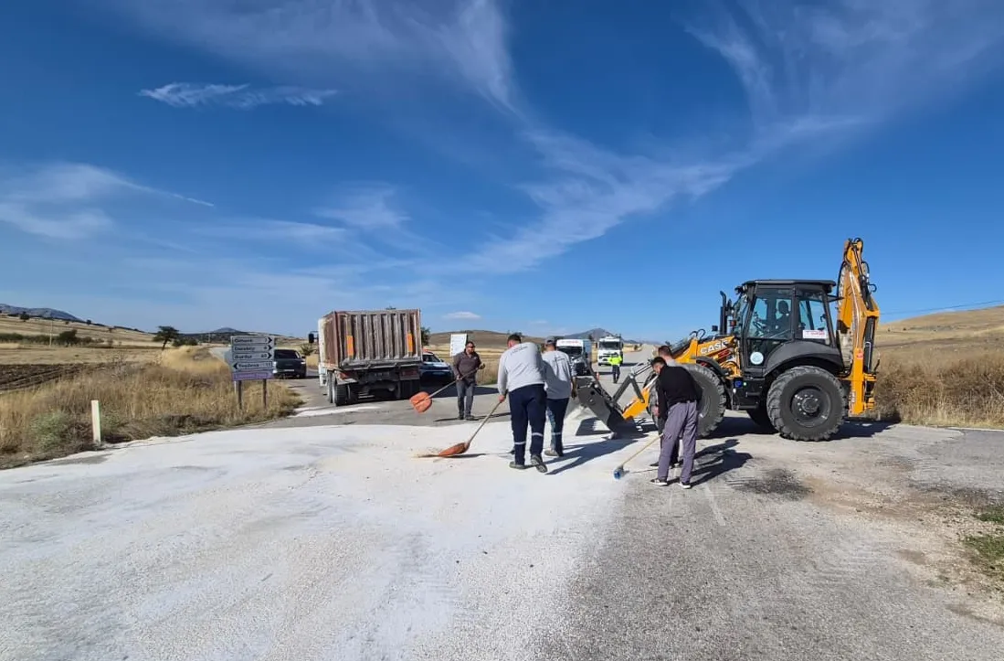 Burdur'da yol ayrımında dehşet anları: Üç aracın karıştığı kazada acı bilanço