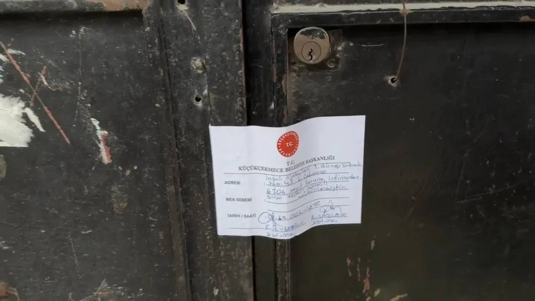 Küçükçekmece'de korku dolu anlar: 7 katlı binadan gelen sesler üzerine acil tahliye kararı