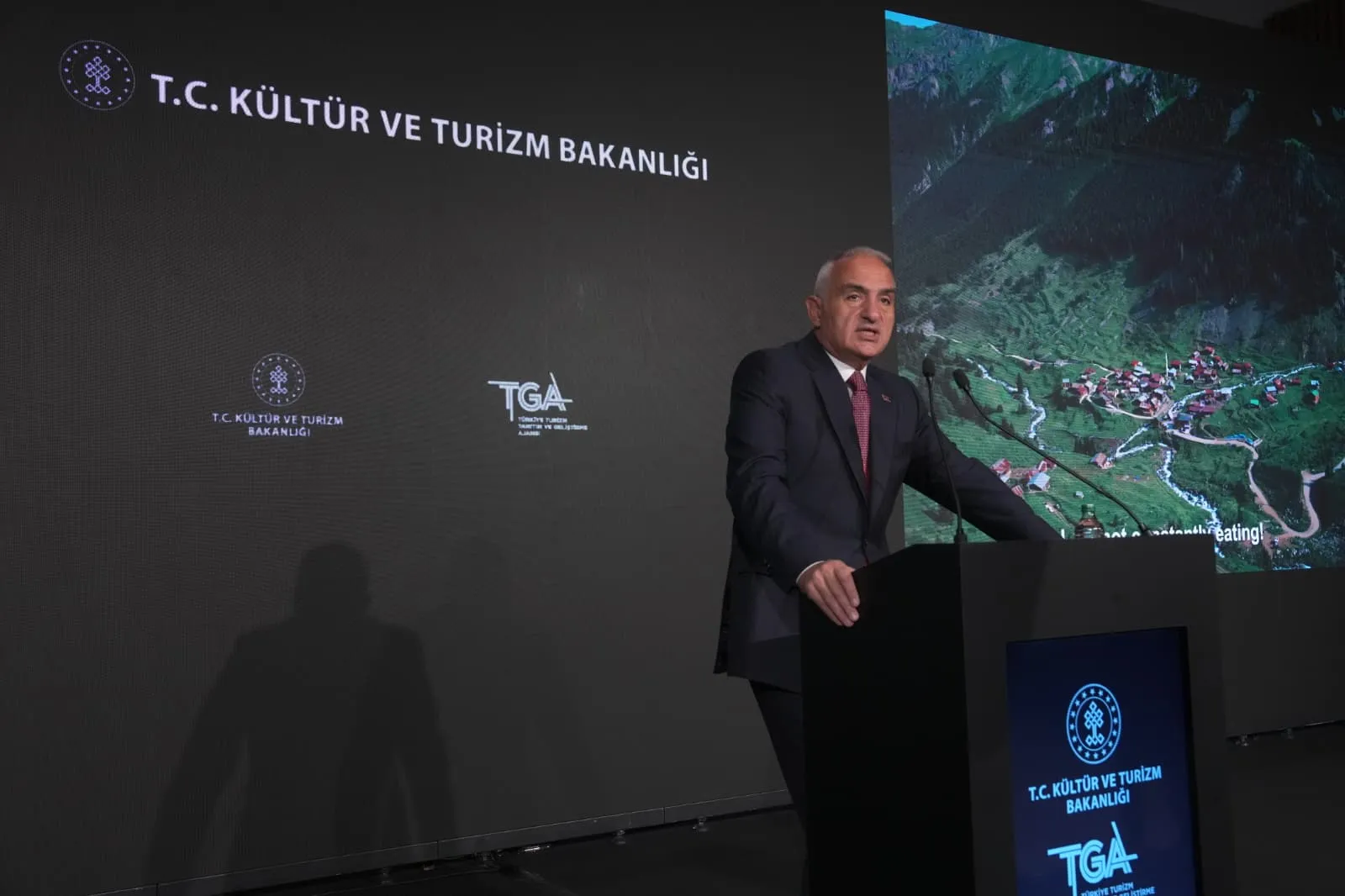 Turizmde rekor üstüne rekor: Bakan Ersoy 65 milyar dolarlık hedefi işaret etti