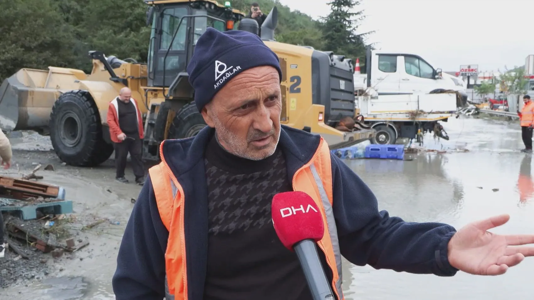 Ayazağa'da sel dehşeti: Bir kilometre sürüklenen araçtan camı kırarak kurtuldular